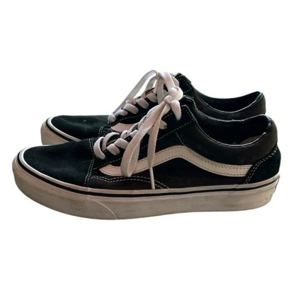Vans Women's Classic Black and White low top Sneakers size 7